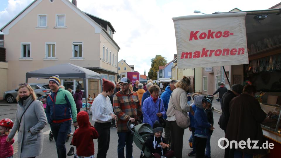 Schlendern, Schlemmen und einfach Plaudern hieß es am Michaelimarkt in Pressath. Bild: sne