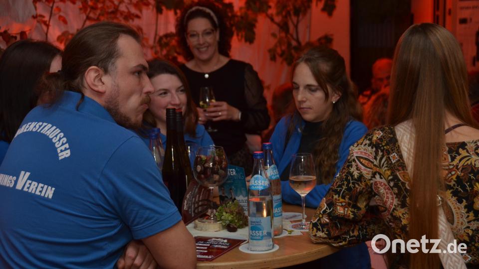 Beim Weinfest im Feuerwehrgerätehaus war Stimmung Trumpf. Bild: dob