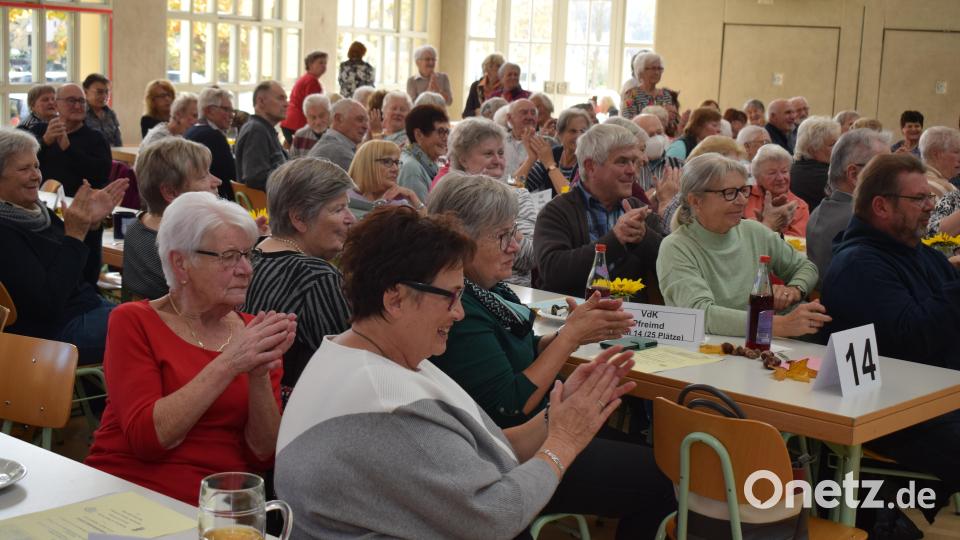 Der Seniorennachmittag fand großen Anklang bei den vielen Besuchern. Immer wieder spendeten sie spontanen Applaus. Bild: bnr