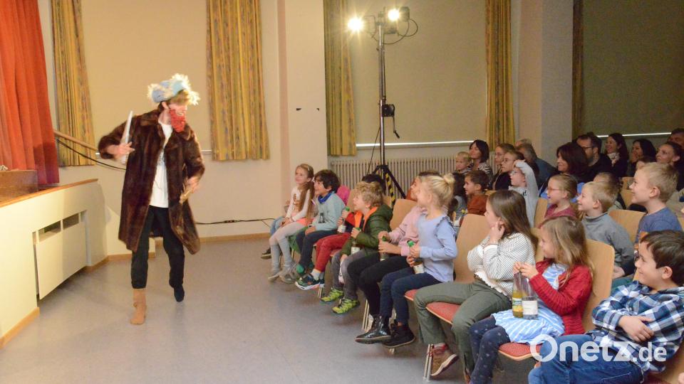 Käpten Knitterbart kommt auch mal zu den Kindern von Bühne herab und dreht im Zuschauerraum eine Runde. Bild: bey