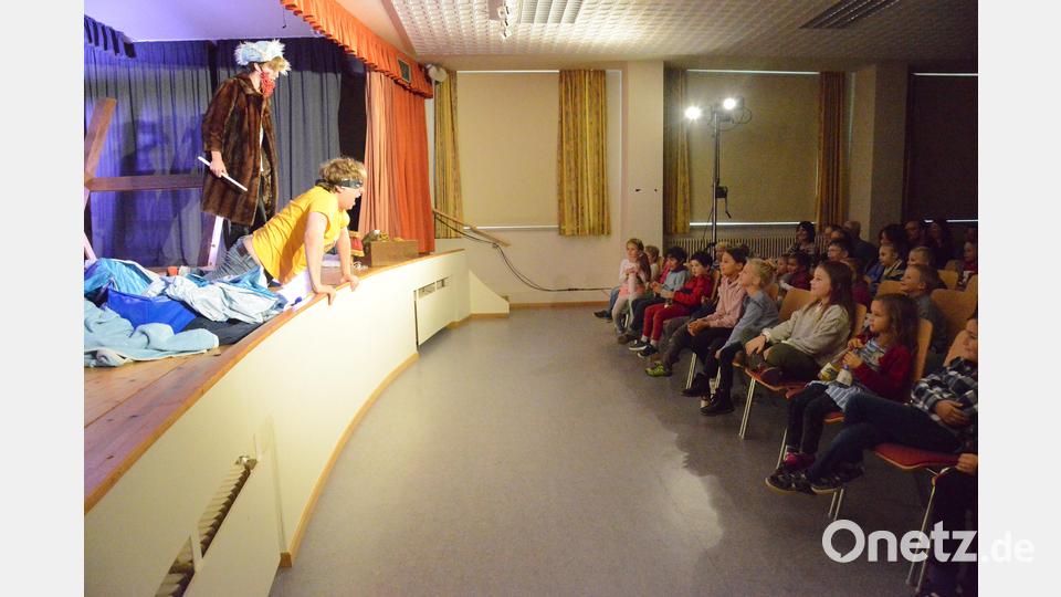 Die Kinder haben großen Spaß beim Theaterstück &quot;Käpten Knitterbart und seine Bande&quot;. Bild: bey