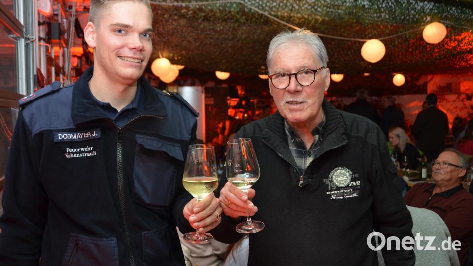 Ein Gläschen in Ehren. FFW-Vorsitzender Jonas Dobmayer stieß mit Weinküfermeister Heinz Pahle aus Lörzweiler an. Bild: dob