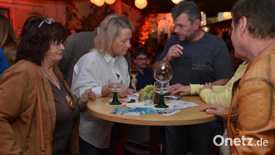 Beim Weinfest im Feuerwehrgerätehaus war Stimmung Trumpf. Bild: dob