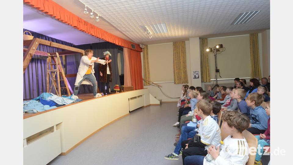 Die Kinder haben großen Spaß beim Theaterstück &quot;Käpten Knitterbart und seine Bande&quot;. Bild: bey