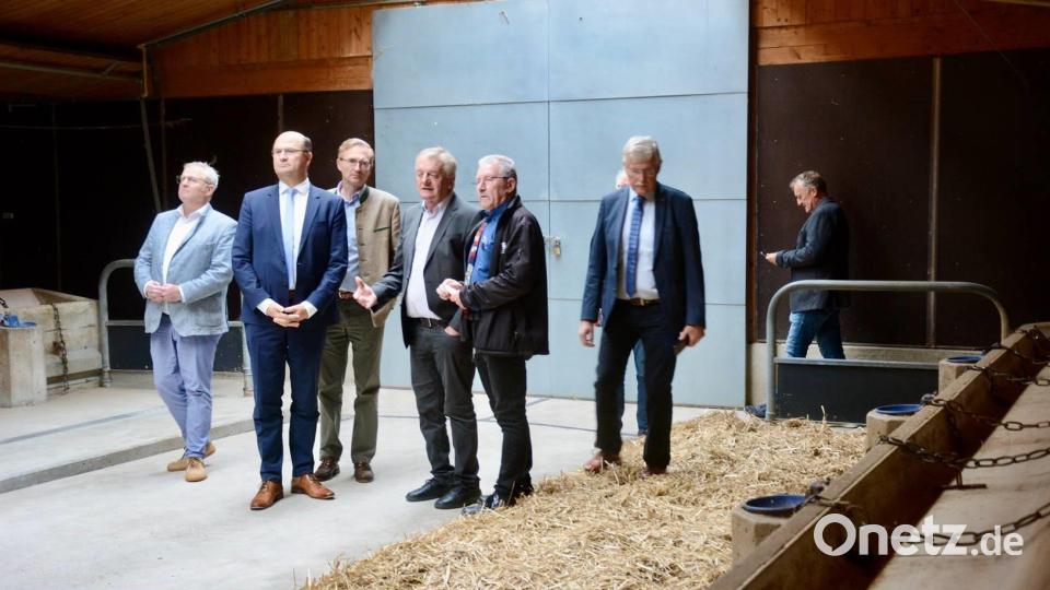 Schwandorfs Oberbürgermeister Andreas Feller, Finanzminister Albert Füracker, Landtagsabgeordneter Alexander Flierl, Vorsitzender Erich Pillhofer, der ehemalige Geschäftsführer Franz Weidinger und AELF-Behördenleiter Georg Mayer (von links) besichtigen bei ihrem Rundgang auch die Vermarktungsanlage. Bild: Lorenz Märtl/exb