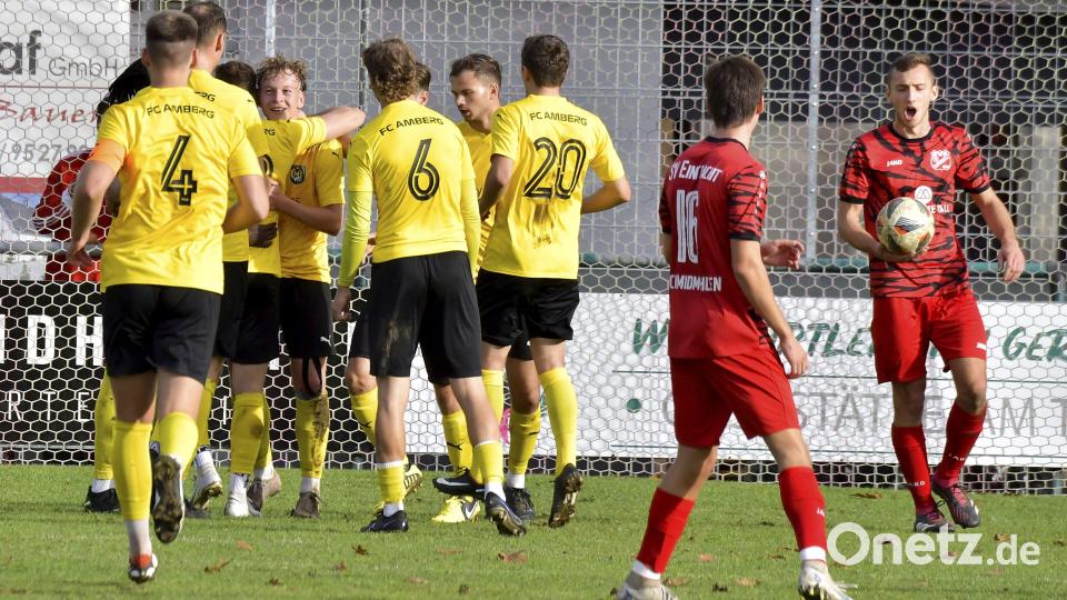 Jubel bei den Spielern des FC Amberg nach dem verwandelten Foulelfmeter durch Leon Kipry (Mitte), während die Schmidmühlener Spieler betreten dreinschauen. Bild: Hubert Ziegler