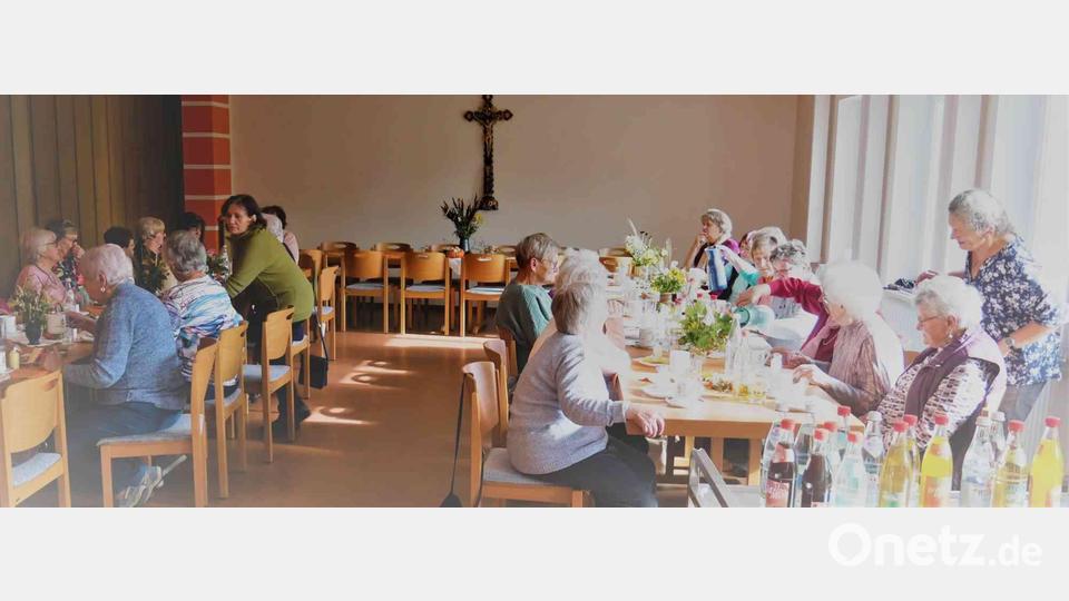 Bestens versorgt wurden die anwesenden Frauen mit Kaffee und leckeren Kuchen. Bild: gz