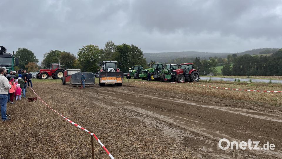 Ein &quot;Tractorpulling&quot; fand am Wappenstein bei Groschlattengrün statt. Bild: Familie Schübel/exb