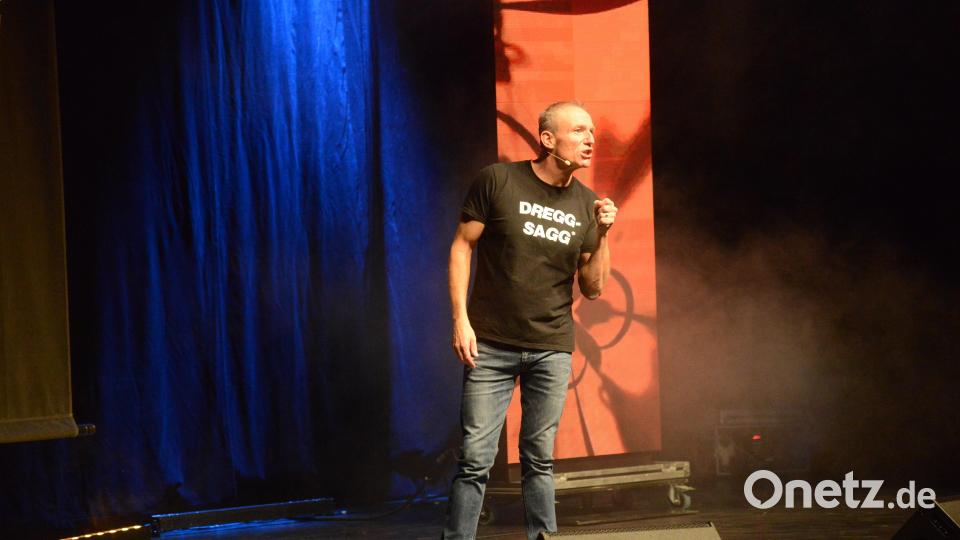 Michl Müller beim Auftritt in der Max-Reger-Halle in Weiden. Bild: bey