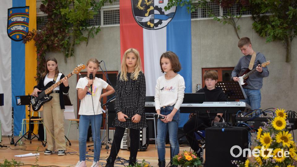 Die Nachwuchsmusiker der Musikschule Pfreimd begeisterten mit ihren Liedern. Bild: bnr