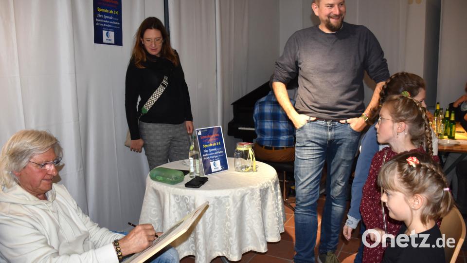 Künstler Tom Brankovic hatte alle Hände voll zu tun, die vielen Schnellporträts zu zeichnen, die an diesem Abend eingefordert wurden. Bild: ubb