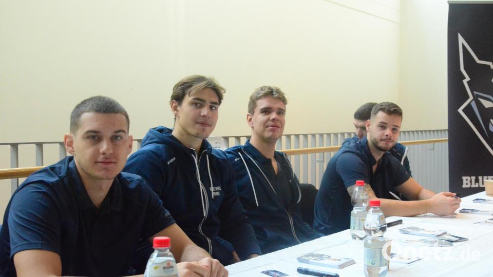 Die Blue Devils geben Autogramme. Bild: Kunz