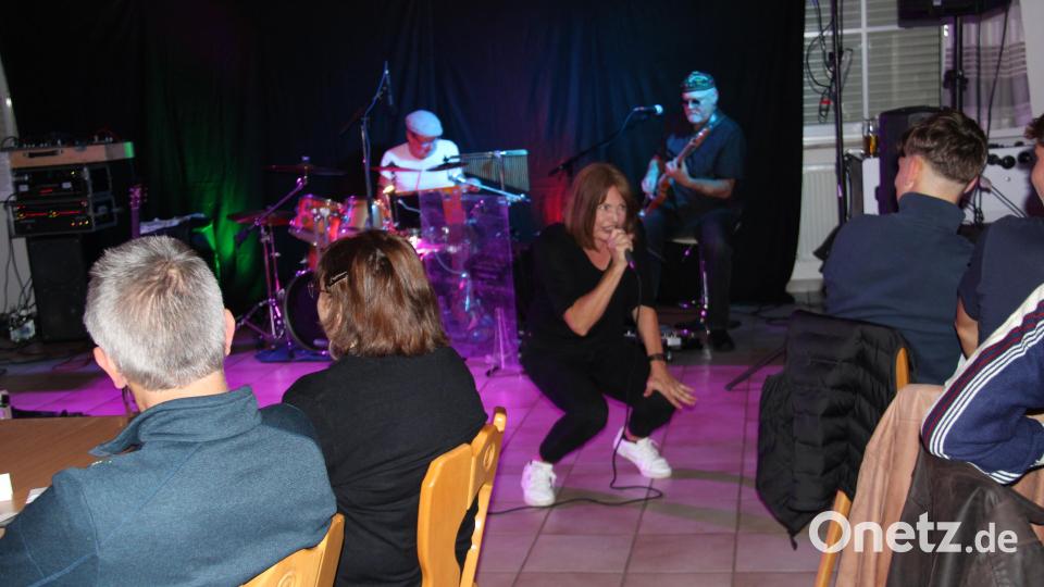 Sängerin Silvia Schnell und ihre Kollegen von &quot;Farmers Five&quot; animierten beim Musikabend des DJK-Fördervereins Fußball das Publikum zum Mitsingen und Tanzen. Sie lieferten eine perfekte Performance ab. Bild: prh