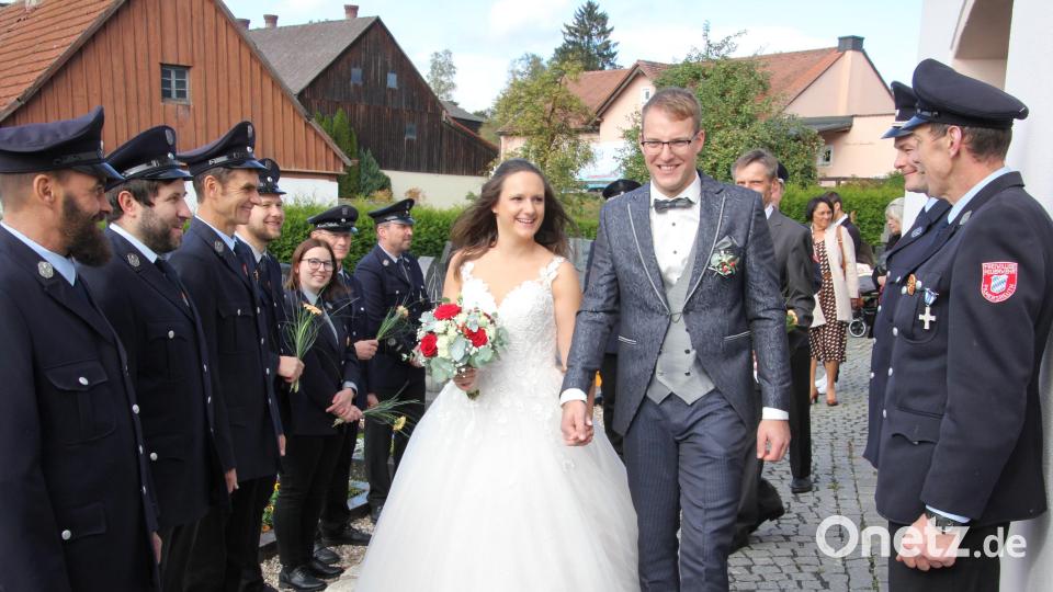Freudestrahlend durchschreiten Silke und Markus Schwägerl das Ehrenspalier. Bild: kro