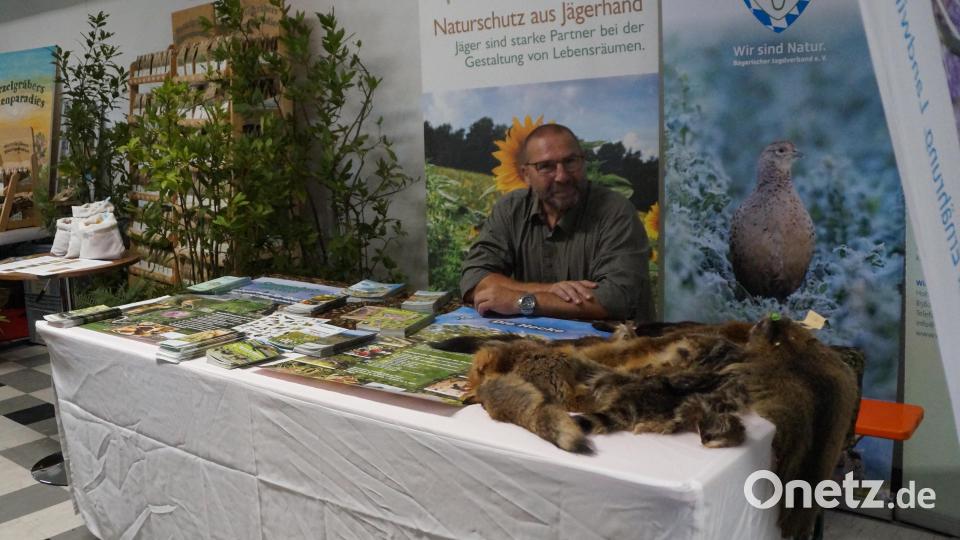 Informationsmaterial über Natur, Artenvielfalt, Biodiversität, Wildtiere und Vieles mehr gibt es von verschiedenen Ämtern und Vereinigungen. Bild: wel