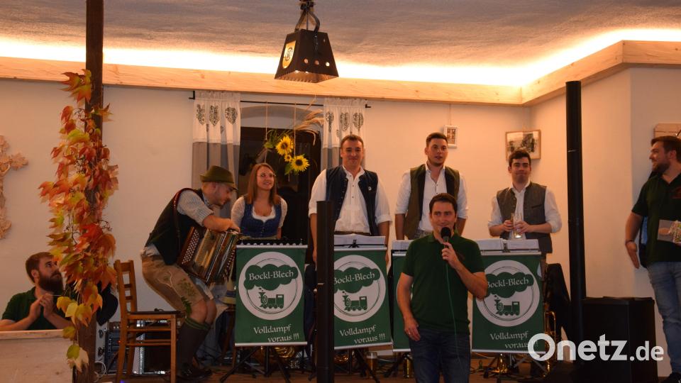 Vorsitzender Franz Völkl begrüßt die Gäste und die Musikanten vom &quot;Bockl-Blech&quot; Bild: fla