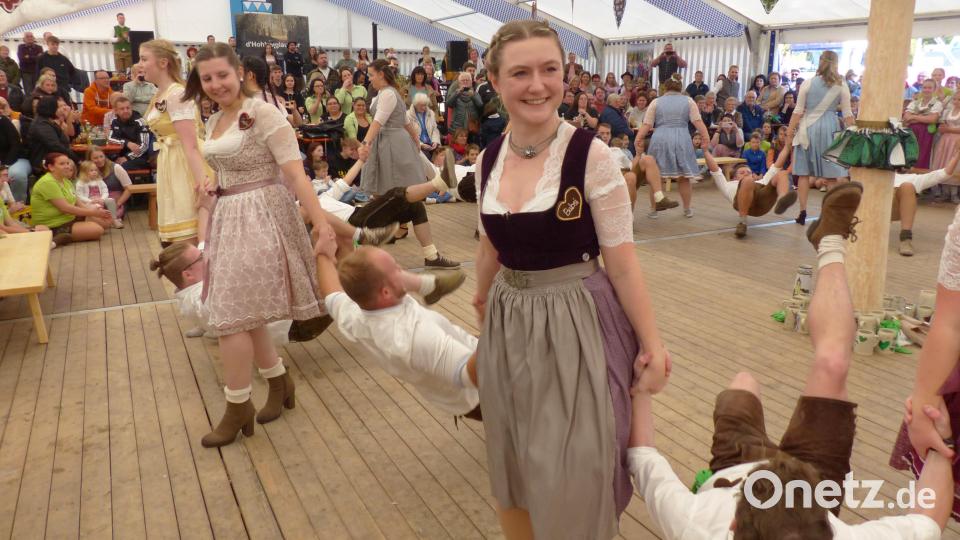 Viele Tänze konnten die zahlreichen Besucher der Weiherhammerer Kirwa am Sonntag bestaunen. Bild: hme