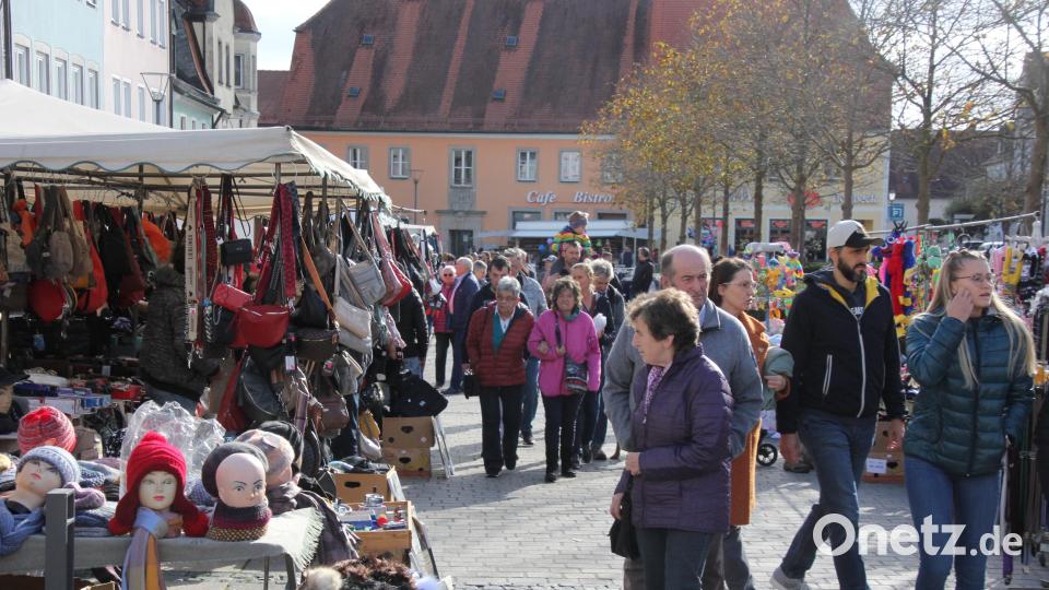 Viele Hunderte Besucher schlenderten am Sonntag beim Kirchweihmarkt über den Tirschenreuther Maximilianplatz. Bild: kro