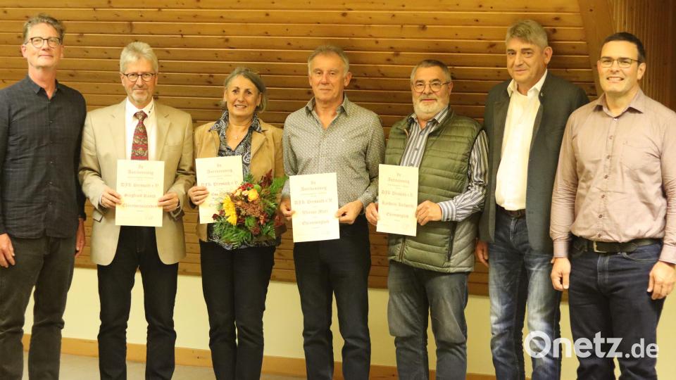 Der neue Vorsitzende Roman Kastl (Zweiter von rechts) und seine Stellvertreter Sandro Götz (links) und Stefan Murr (rechts) gratulieren dem neuen Ehrenvorsitzenden Siegfried Rauch (von links), und den neuen Ehrenmitgliedern Evi Rauch, Werner Matz und Karlheinz Keilwert. Bild: Michael Waldmann/exb