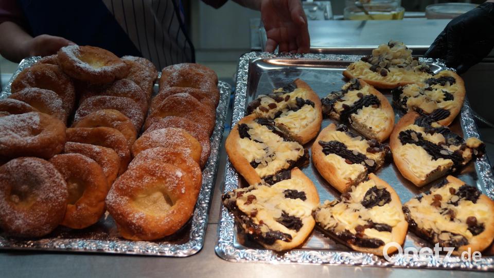 Wer möchte da nicht zugreifen? Leckere Küchl und Schmierkuchen bereichern den Nachmittagskaffee. Bild: wel