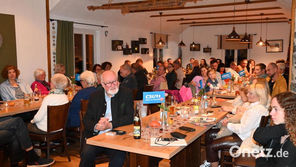 Kein Platz blieb frei beim Herbstfest der CSU, auch MdL a.D. Georg Stahl (am Tisch rechts) nahm als Ehrenmitglied daran teil. Bild: kki