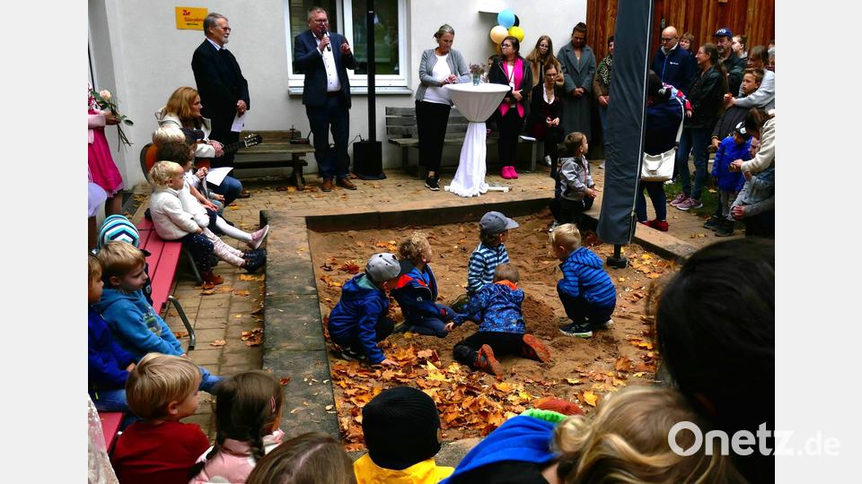 Seit zehn Jahren besteht die Kita "Am Schelmengraben" schon; das würdigten (hinten, Mitte, von links) Siegfried Balzer (Vorsitzender des Diakonievereins Amberg), Oberbürgermeister Michael Cerny und Kita-Leiterin Kerstin Scheimer. Bild: Marcus Keil/exb