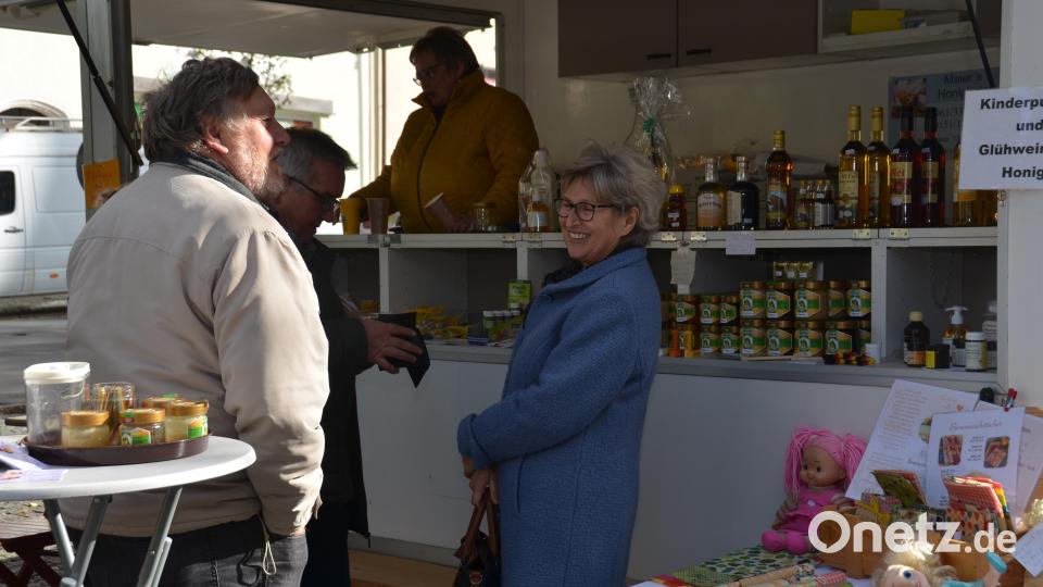 Den ersten Glühwein gab es beim Honigstand der Familie Maier. Bild: dob
