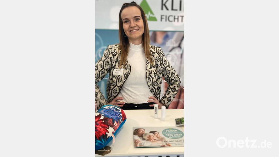 Celina Köbrich gab allen Besucherinnen und Besuchern am Infostand gerne Auskunft zu allen Aktivitäten am Frauengesundheitstag. Bild: Klinikum Fichtelgebirge/exb