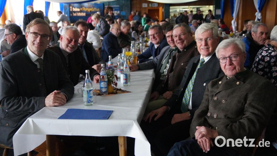 Michael Koller, Georg Mayer (von rechts) und Alexander Flierl (links) haben zur Freude von Bürgermeister Gerald Reiter (Vierter von rechts) die Herbstmesse in Kooperation geplant. Bild: wel