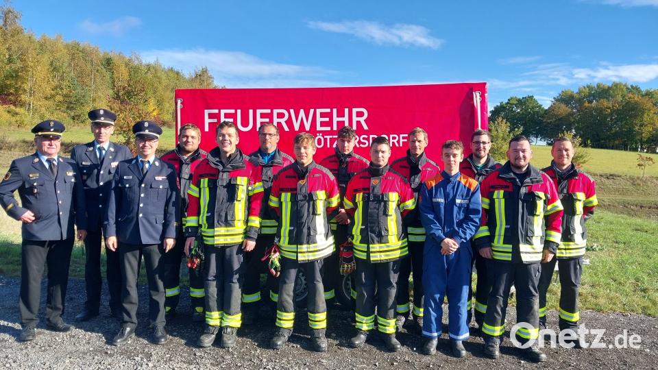 Kreisbrandinspektor Otto Braunreuther sowie die Kreisbrandmeister Alois Schindler und Florian Braunreuther (von links) gratulierten Sven Nickl (Stufe 4), Oliver Nickl (Stufe 2), Peter Hautmann (Ü 40 LKR4), Alexander Nickl (Stufe 2), Jonas Moeller (Stufe 3), Luis Ring (Stufe 2), Michael Griener (Stufe 4), Julian Müller (Stufe 1), Michael Eldracher (Stufe 4), Stefan Pflanzl (Ü40 LKR2) und Florian Trummer (Stufe 4). Bild: Feuerwehr Kötzersdorf/exb