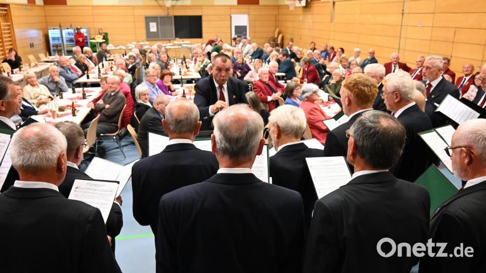 Der Schirmitzer MGV "Frohsinn" war als Gastchor eingeladen und zeigte unter Wolfgang Ziegler dem lauschenden Publikum sein Können. Bild: kki