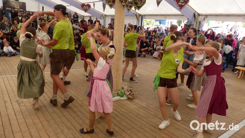 Viele Tänze konnten die zahlreichen Besucher der Weiherhammerer Kirwa am Sonntag bestaunen. Bild: hme