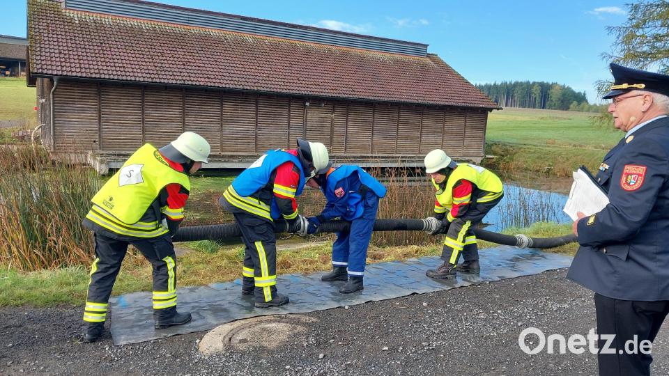 Kreisbrandinspektor Otto Braunreuther sah bei den Prüfungsaufgaben für die Kötzersdorfer Aktiven genau hin. Bild: Feuerwehr Kötzersdorf/exb
