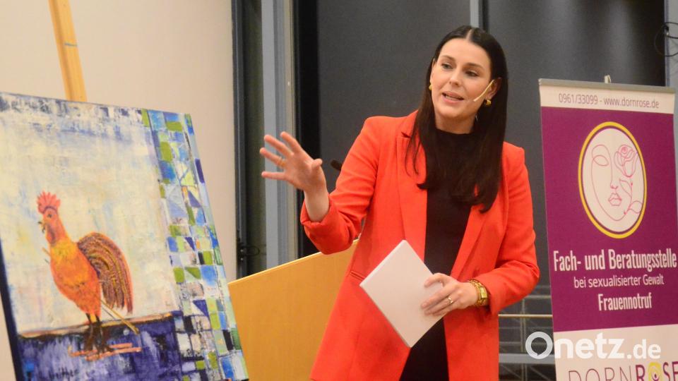 Charmant versteigert Schauspielerin Anita Eichhorn die Bilder regionaler Künstler. Bild: Kunz
