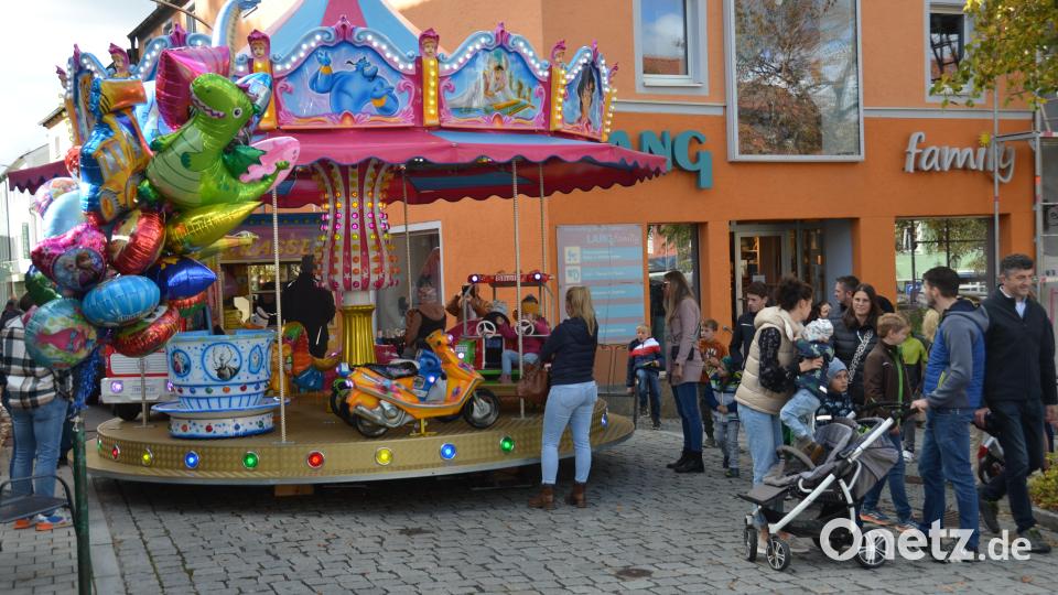 Runde um Runde drehte sich das Kinderkarussell in der Pfarrgasse, die für den Verkehr gesperrt war. Bild: dob