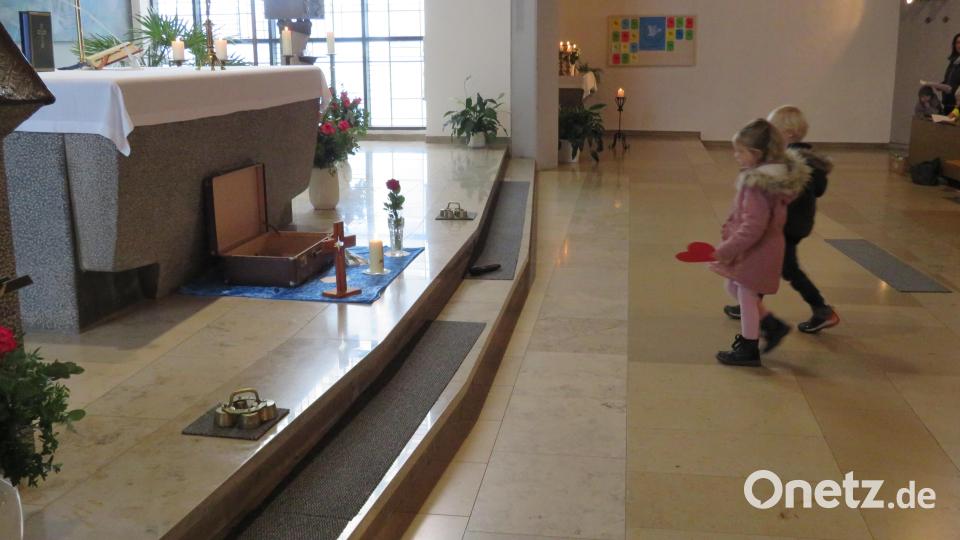 Die Kinder des Kindergartens brachten Gegenstände, als Zeichen ihrer Reise im Kindergarten, zum Altar. Bild: adj
