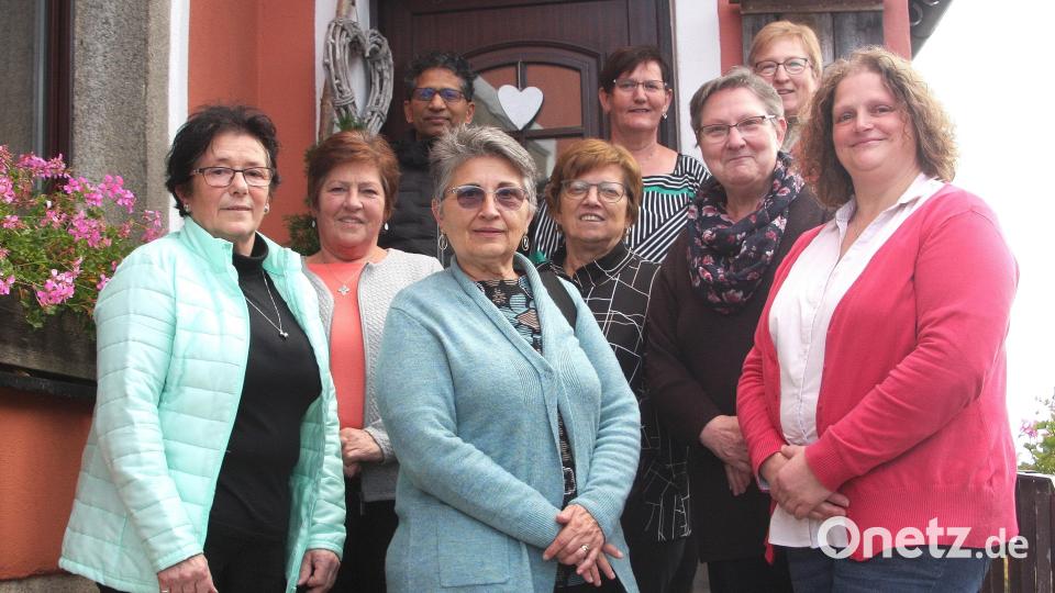 Anna Koller (links) bleibt Vorsitzende des Frauen- und Müttervereins Fuchsmühl. Ihr zur Seite stehen Judith Linberg-Karwath, Isolde Kreuzer, Elke Ulrich, Michaela April, Marianne Wolfrum, Lydia Guth, Präses Pfarrer Joseph und Rose Bächer (von rechts). Bild: wro