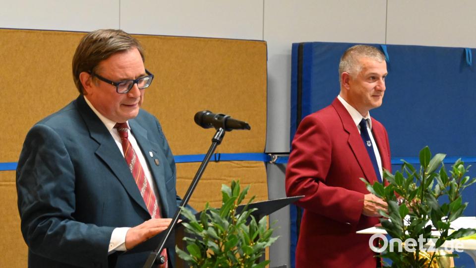 Den Zusammenschluss beider Gesangvereine bezeichnete Vorsitzender Hans-Werner Birkmüller (links) als einen Glücksfall. Bild: kki