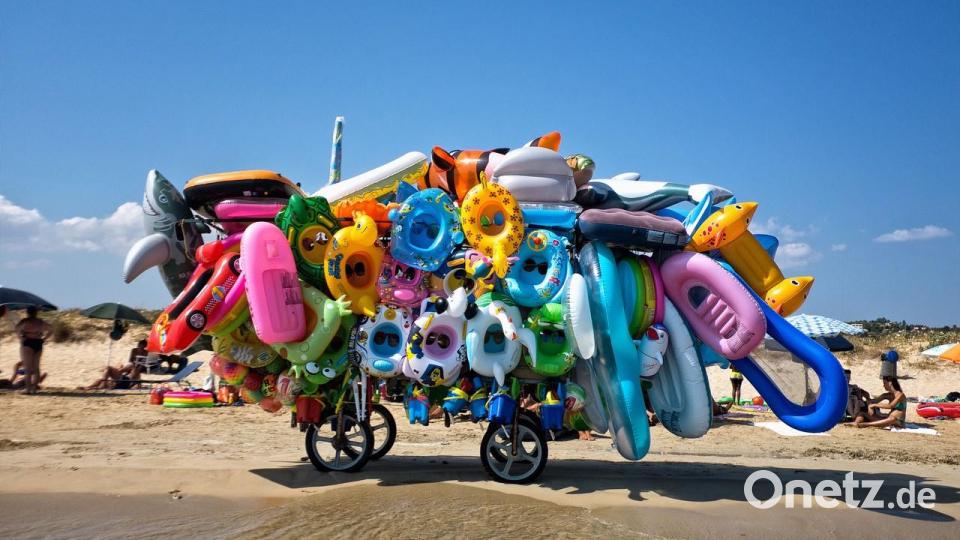 &quot;Sea-Beasts&quot;, das sind aufblasbare Schwimmobjekte am Strand des Fotografen Lorenzo Grifantini. Bild: Lorenzo Grifantini/exb