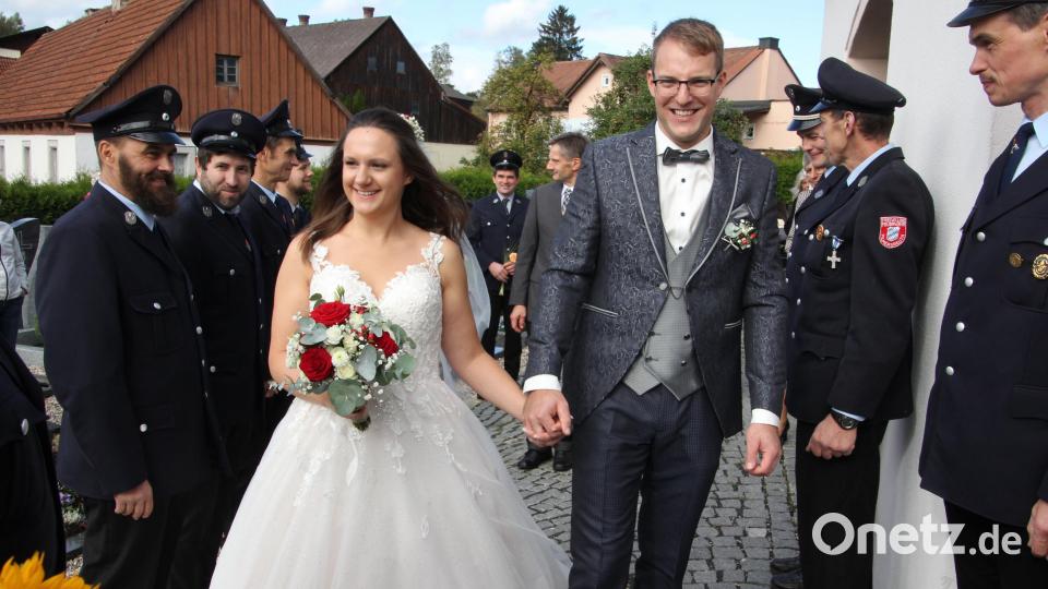 Freudestrahlend durchschreiten Silke und Markus Schwägerl das Ehrenspalier. Bild: kro