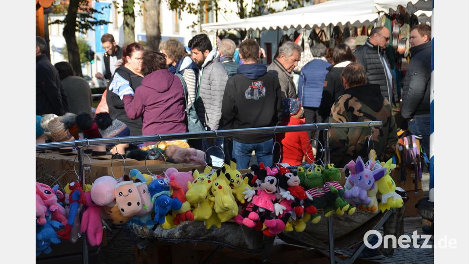 Bunt ging es an den Spielwarenständen zu. Wer könnte da als kleiner Steppke widerstehen. Bild: dob