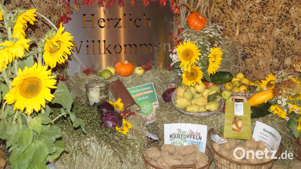 Bereits am Eingang zur Herbstmesse wird man auf heimische Früchte eingestimmt. Bild: wel
