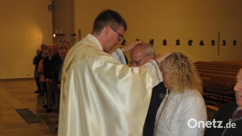 Nach dem Gottesdienst segnete Pfarrer Thomas Kopp die Jubelpaare einzeln. Bild: adj