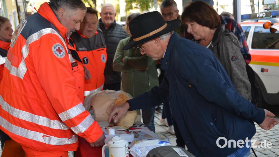 Das Rote Kreuz war mit dem Defibrillator vor Ort, um das intelligente und lebensrettende Gerät vorzuführen. Außerdem informierten sie über die verschiedenen Standorte der Defibrillatoren in Vohenstrauß. Bild: dob