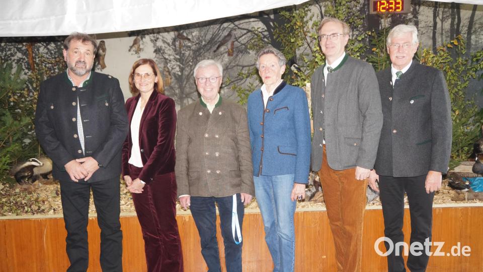 Georg Mayer, Alexander Flierl (von rechts) und Michael Koller (Dritter von links) danken den Referenten (von links) Balduin Schönberger, Eva Spießl-Mayer und Helene von Bibra für ihre interessanten Vorträge. Bild: wel
