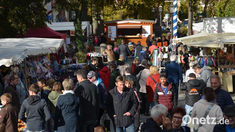 Mächtig was los, war in diesem Jahr beim Kirchweihmarkt in Vohenstrauß. Die Leute haben wieder Lust durch die Stände zu bummeln oder mit guten Bekannten ins Gespräch zu kommen und sich dazwischen so manche Köstlichkeiten schmecken zu lassen. Bild: dob