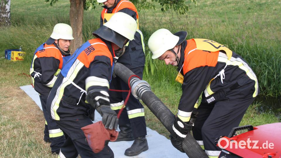 Die Feuerwehrleute zeigen ihr Können bei den Leistungsprüfungen. Auch die Ü40. Bild: edo
