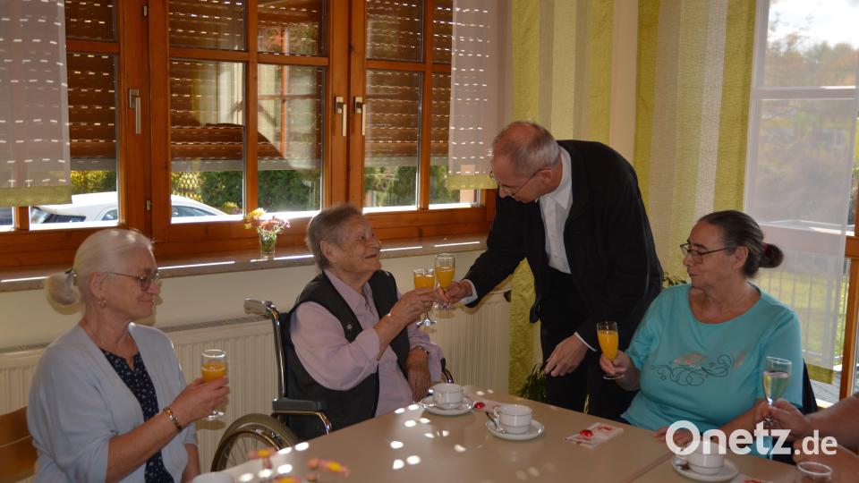Pfarrer Johann Hofmann freut sich, dass die 100-jährige Teresa Alonso-Perez zu der Feier gekommen war. Bild: fdl