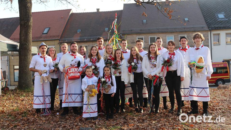 Das Tanzen um den Kirwabaum und das G´stanzlsingen ist aus der Kirwatradition nicht mehr wegzudenken. Dabei treten die Kirwaleut in der traditionellen Kirwakluft auf. Bild: rpp