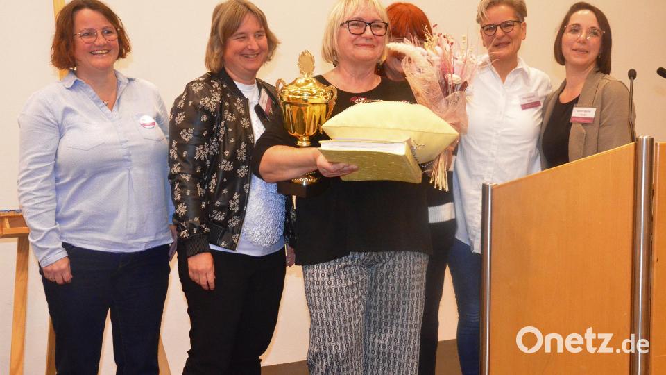Ulrike Weber (Mitte) freut sich mit ihren Vorstandskolleginnen über 30 Jahre &quot;Dornrose&quot;. Bild: Kunz